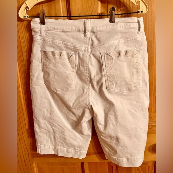 Gloria Vanderbilt All Around Slimming Effect Amanda White Denim Shorts Size 8 - Picture 9 of 13
